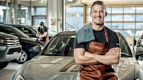 Man står framför en bil