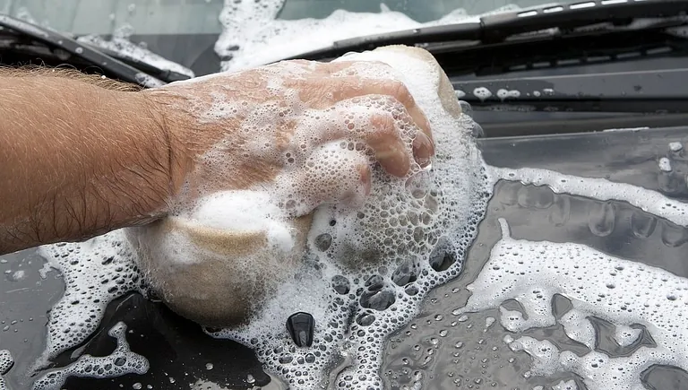 En invändig tvätt ger din bil en lättare uppfräschning, där vi ser till att städa och rengöra bilens interiör för att den ska kännas fräsch och trivsam igen. Perfekt för dig som vill ge insidan av bilen ett lyft utan en fullständig djuprengöring.